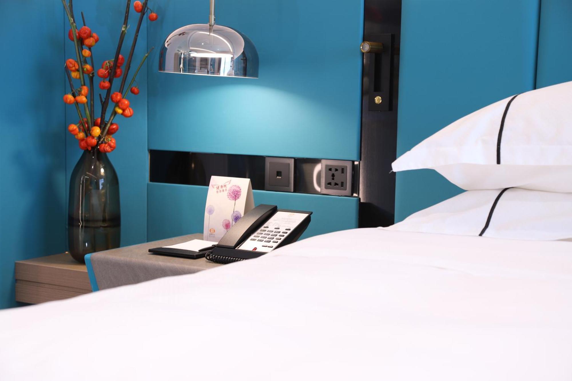 Asia International Hotel Guangdong Canton Esterno foto A room at the hotel