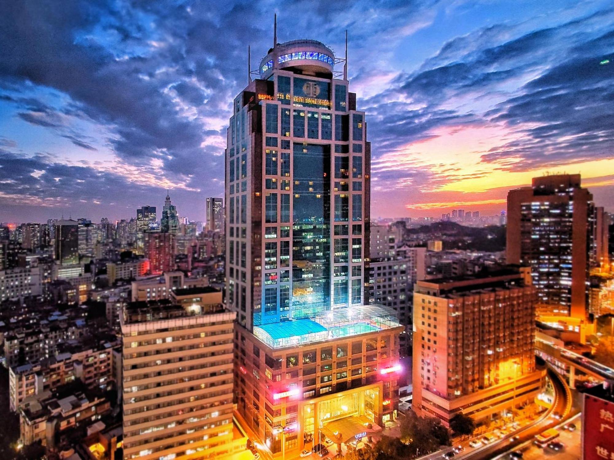 Asia International Hotel Guangdong Canton Esterno foto The hotel at night
