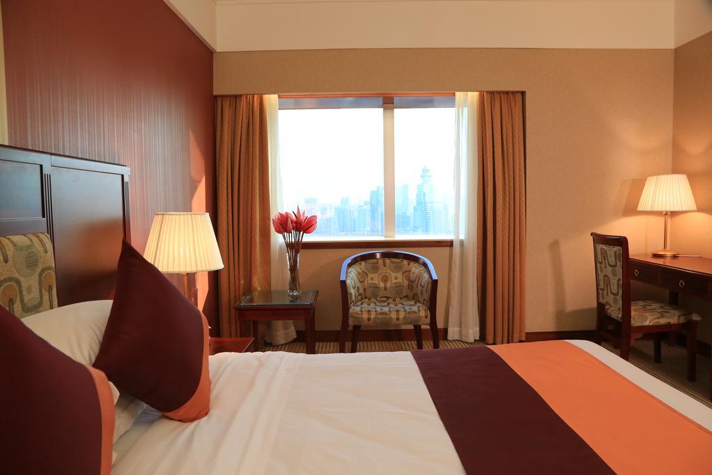 Asia International Hotel Guangdong Canton Esterno foto A room at the hotel
